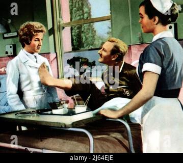 ANNE FIRBANK, LESLIE PHILLIPS, SHIRLEY EATON, PROSEGUIRE SU NURSE, 1959 Foto Stock