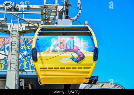 Cabinovia Disney Skyliner con character wrapping al Disney World Foto Stock