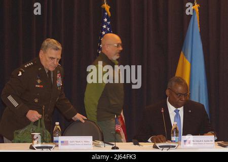 Pechino, Hebei, Cina. 26th Apr 2022. RAMSTEIN US Air base, GERMANIA su 26. APRILE 2022; .(L-R) Mark Alexander Milley, generale degli Stati Uniti, 20th Presidente dei Capi di stato maggiore del personale, dell'ufficiale militare di alto rango della nazione e del principale consigliere militare (L) Ministro ucraino della difesa Oleksii Yuriyovych Reznikov (C ) E il segretario americano della difesa Lloyd J Austin .The Ukraine Security Consultative Group si è riunito martedì 26 aprile 2022 presso la base dell'aeronautica statunitense a Ramstein/Germania sotto la presidenza del segretario americano della difesa per discutere gli aiuti militari per l'assediata Ucraina mentre Ukrain Foto Stock