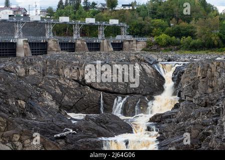 Il fiume St John dopo la diga idroelettrica a Grand Falls, New Brunswick, Canada Foto Stock