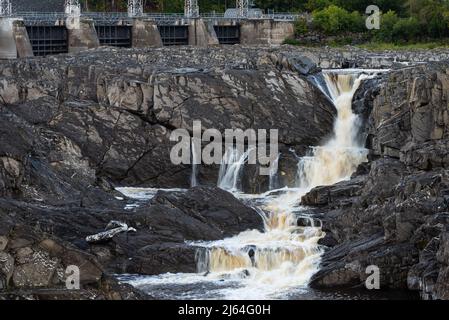 Il fiume St John dopo la diga idroelettrica a Grand Falls, New Brunswick, Canada Foto Stock