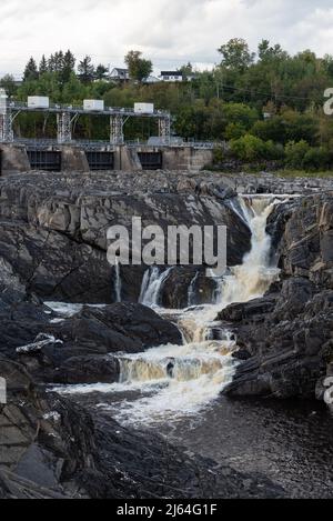 Il fiume St John dopo la diga idroelettrica a Grand Falls, New Brunswick, Canada Foto Stock