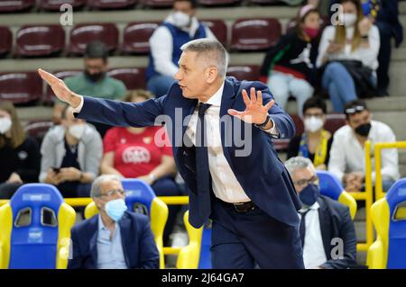 Verona, Italia. 27th Apr 2022. Radostin Stoytchev - Head Coach - Verona Volley durante il gioco fuori 5th Place - Verona Volley vs Allianz Milano, Volley Serie Italiana A Men Superleague Championship a Verona, Italia, Aprile 27 2022 Credit: Independent Photo Agency/Alamy Live News Foto Stock