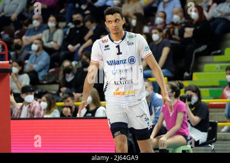 Verona, Italia. 27th Apr 2022. Barthelemy Chinenyeze - Allianz Power Volley Milano durante il gioco fuori dal 5th posto - Verona Volley vs Allianz Milano, Pallavolo Serie Italiana A Men Superleague Championship a Verona, Italia, Aprile 27 2022 Credit: Independent Photo Agency/Alamy Live News Foto Stock