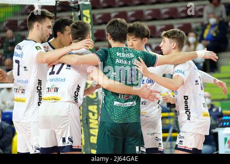 Verona, Italia. 27th Apr 2022. Esultanza di Allianz Power Volley Milano durante il Play Off 5th Place - Verona Volley vs Allianz Milano, Pallavolo Serie Italiana A Men Superleague Championship a Verona, Italia, Aprile 27 2022 Credit: Independent Photo Agency/Alamy Live News Foto Stock