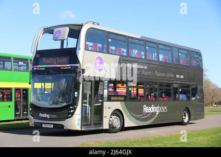 AUTOBUS IN SPECIALE SCHEMA COLORE PER CELEBRARE IL GIUBILEO DEL PLATINO DELLA SUA REGINA MAESTY ELISABETTA II Foto Stock