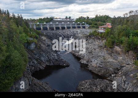 Il fiume St John dopo la diga idroelettrica a Grand Falls, New Brunswick, Canada Foto Stock