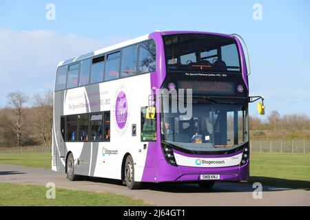 AUTOBUS IN SPECIALE SCHEMA COLORE PER CELEBRARE IL GIUBILEO DEL PLATINO DELLA SUA REGINA MAESTY ELISABETTA II Foto Stock