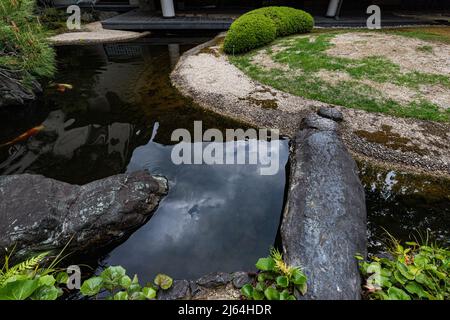 Kyoto Prefectural Guest House Garden - questo piccolo giardino è centrale intorno ad un laghetto carpe con una teahouse che si affaccia su una collina sullo sfondo. Là Foto Stock