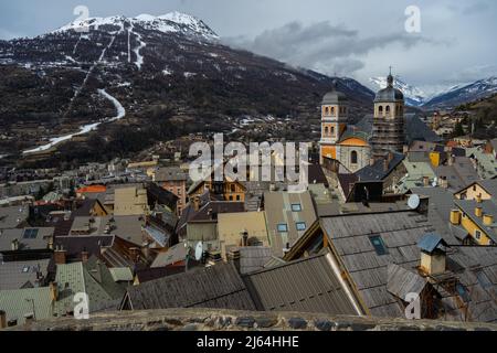 Briancon, Francia - 15 Mar 2022: Vista di Briancon dall'alto con la Collegiata di nostra Signora e San Nicola e le Alpi sullo sfondo Foto Stock