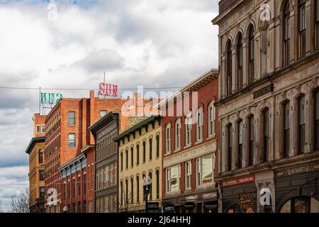 Una vista dell'edificio del giornale Lowell SUN da Merrimack St. In un giorno coperto come l'ora d'oro si imposta in. Questa è la vecchia posizione della carta comune Foto Stock