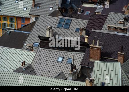 Briancon, Francia - 15 Mar 2022: Dettagli dei tetti di Briancon girato dall'alto Foto Stock