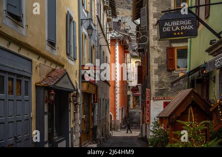 Briancon, Francia - 15 Mar 2022: Strada medievale di Briancon con negozi e cartelli Foto Stock