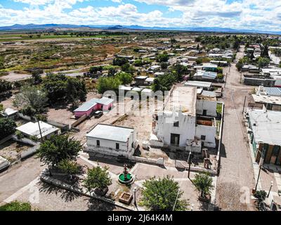 Veduta aerea della missione di Nuestra Señora de la Soledad de los Janos. San Felipe e Santiago de Janos, Chihuahua, Messico, chiesa militare, arco di restauro. José Arturo Martínez Lázo. Janos è una città del Messico, situata nello stato federato del Chihuahua, vicino al confine con gli Stati Uniti e allo stato di sonora. (Foto di Luis Gutierrez Norte Foto) Vista aerea de Misión de Nuestra Señora de la Soledad de los Janos. San Felipe y Santiago de Janos, Chihuahua, México, iglesia castrense, restauración ARQ. José Arturo Martínez Lázo. Janos es un pueblo del estado mexicano de Chihuahua, localizado cer Foto Stock