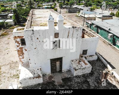 Veduta aerea della missione di Nuestra Señora de la Soledad de los Janos. San Felipe e Santiago de Janos, Chihuahua, Messico, chiesa militare, arco di restauro. José Arturo Martínez Lázo. Janos è una città del Messico, situata nello stato federato del Chihuahua, vicino al confine con gli Stati Uniti e allo stato di sonora. (Foto di Luis Gutierrez Norte Foto) Vista aerea de Misión de Nuestra Señora de la Soledad de los Janos. San Felipe y Santiago de Janos, Chihuahua, México, iglesia castrense, restauración ARQ. José Arturo Martínez Lázo. Janos es un pueblo del estado mexicano de Chihuahua, localizado cer Foto Stock