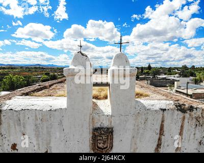 Veduta aerea della missione di Nuestra Señora de la Soledad de los Janos. San Felipe e Santiago de Janos, Chihuahua, Messico, chiesa militare, arco di restauro. José Arturo Martínez Lázo. Janos è una città del Messico, situata nello stato federato del Chihuahua, vicino al confine con gli Stati Uniti e allo stato di sonora. (Foto di Luis Gutierrez Norte Foto) Vista aerea de Misión de Nuestra Señora de la Soledad de los Janos. San Felipe y Santiago de Janos, Chihuahua, México, iglesia castrense, restauración ARQ. José Arturo Martínez Lázo. Janos es un pueblo del estado mexicano de Chihuahua, localizado cer Foto Stock