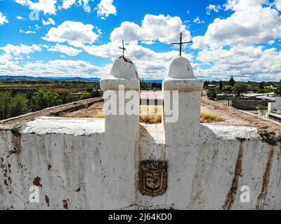 Veduta aerea della missione di Nuestra Señora de la Soledad de los Janos. San Felipe e Santiago de Janos, Chihuahua, Messico, chiesa militare, arco di restauro. José Arturo Martínez Lázo. Janos è una città del Messico, situata nello stato federato del Chihuahua, vicino al confine con gli Stati Uniti e allo stato di sonora. (Foto di Luis Gutierrez Norte Foto) Vista aerea de Misión de Nuestra Señora de la Soledad de los Janos. San Felipe y Santiago de Janos, Chihuahua, México, iglesia castrense, restauración ARQ. José Arturo Martínez Lázo. Janos es un pueblo del estado mexicano de Chihuahua, localizado cer Foto Stock