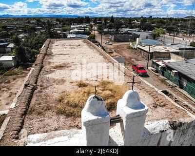 Veduta aerea della missione di Nuestra Señora de la Soledad de los Janos. San Felipe e Santiago de Janos, Chihuahua, Messico, chiesa militare, arco di restauro. José Arturo Martínez Lázo. Janos è una città del Messico, situata nello stato federato del Chihuahua, vicino al confine con gli Stati Uniti e allo stato di sonora. (Foto di Luis Gutierrez Norte Foto) Vista aerea de Misión de Nuestra Señora de la Soledad de los Janos. San Felipe y Santiago de Janos, Chihuahua, México, iglesia castrense, restauración ARQ. José Arturo Martínez Lázo. Janos es un pueblo del estado mexicano de Chihuahua, localizado cer Foto Stock