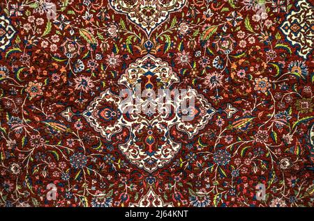 Bello diamante bianco motivo alla parte superiore di un tappeto orientale con foglie di fiori e tessuti floreali in borgogna, rosa, bianco, verde e blu toni Foto Stock
