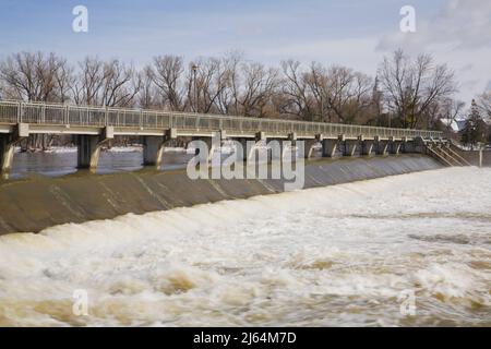 Diga di controllo del flusso d'acqua sulla Riviere des Mille-Iles in primavera, Old Terrebonne, Lanaudiere, Quebec, Canada. Foto Stock