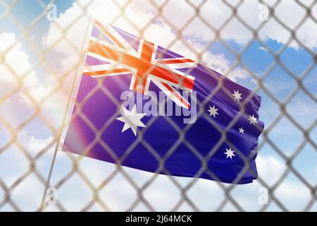 Una rete di acciaio sullo sfondo di un cielo blu e un flagpole con la bandiera dell'australia Foto Stock