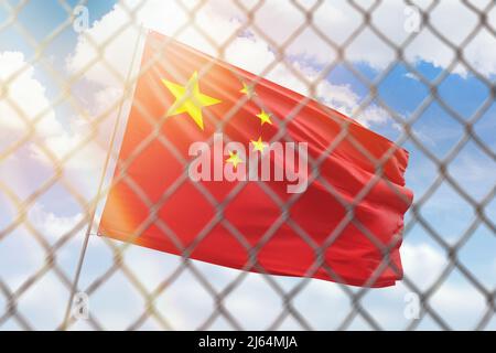 Una rete di acciaio sullo sfondo di un cielo blu e un flagpole con la bandiera della cina Foto Stock