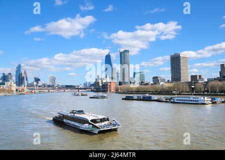 Skyline di Londra con Clipper boat sul fiume Tamigi, vista dal Waterloo Bridge verso grattacieli uno Blackfriars e South Bank Tower, Inghilterra, Regno Unito Foto Stock