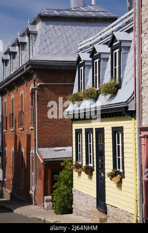 Vecchi edifici residenziali architettonici in Rue Saint-Flavien nella zona della Città alta della Città Vecchia di Quebec, Quebec, Canada. Foto Stock