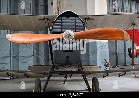La parte anteriore del vecchio Bristol F2b WWI Fighter Aircraft in il museo di Duxford Foto Stock