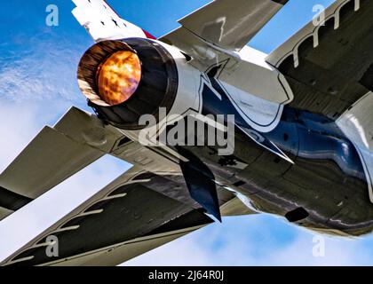 Lo Squadron "Thunderbirds" dell'Aeronautica militare degli Stati Uniti si esibisce durante il Sun ’n’ Fun airshow il 9 aprile 2022 a Lakeland, Florida. Questo è stato il primo salone aereo civile della stagione. (STATI UNITI Air Force foto di Tech. SGT. Nicolas A. Myers) Foto Stock