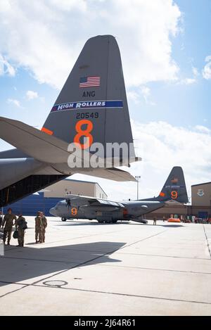 Due aerei della Guardia Nazionale aerea del Nevada C-130H Hercules si preparano a partire per una missione di addestramento durante l'annuale addestramento primaverile dei sistemi antincendio modulari aerei (MAFFS) a Boise, Idaho, 26 aprile 2022. Le unità MAFFS si stanno allenando per una missione del comando del Nord degli Stati Uniti. In caso di attivazione durante l'anno dell'incendio, First Air Force (AFNORTH), il comando della componente aerea del comando del Nord degli Stati Uniti, è il responsabile operativo del DoD per gli sforzi militari aerei volti a supportare le richieste di assistenza all'USDA Forest Service-National Interagency Fire Center per la soppressione degli incendi. (STATI UNITI Air National Guard foto di Seni Foto Stock