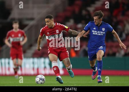 MIDDLESBROUGH, REGNO UNITO. APR 27th Marcus Tavernier di Middlesbrough in azione con Ryan Wintle di Cardiff City durante la partita del campionato Sky Bet tra Middlesbrough e Cardiff City al Riverside Stadium di Middlesbrough mercoledì 27th aprile 2022. (Credit: Mark Fletcher | MI News) Credit: MI News & Sport /Alamy Live News Foto Stock