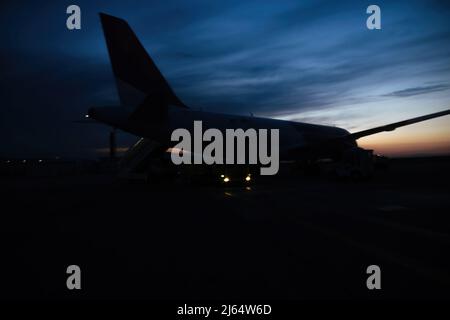 Sfocatura sfocata vista posteriore di grande aereo aereo sul tarmac con belle nuvole sullo sfondo - pronto per la nuova avventura Foto Stock