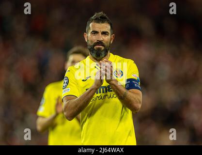 Liverpool. 28th Apr 2022. Il capitano di Villarreal, Raul Albiol, applaude i tifosi dopo la semifinale della UEFA Champions League a 1st gambe tra Liverpool e Villarreal a Liverpool, in Gran Bretagna, il 27 aprile 2022. SOLO PER USO EDITORIALE. NON IN VENDITA PER CAMPAGNE PUBBLICITARIE O DI MARKETING. NESSUN UTILIZZO CON AUDIO, VIDEO, DATI, ELENCHI DI FIXTURE, LOGO DI CLUB/CAMPIONATI O SERVIZI 'LIVE' NON AUTORIZZATI. L'USO ONLINE IN-MATCH È LIMITATO A 45 IMMAGINI, SENZA EMULAZIONE VIDEO. NESSUN UTILIZZO NELLE SCOMMESSE, NEI GIOCHI O NELLE PUBBLICAZIONI DI SINGOLI CLUB/CAMPIONATI/GIOCATORI. Credit: Xinhua/Alamy Live News Foto Stock