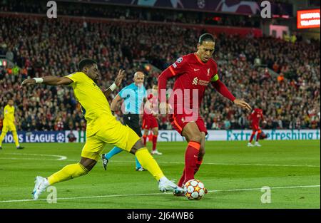 Liverpool. 28th Apr 2022. Virgil van Dijk (R) di Liverpool è sfidato da Serge Aurier di Villarreal durante la semifinale a 1st gambe della UEFA Champions League tra Liverpool e Villarreal a Liverpool, in Gran Bretagna, il 27 aprile 2022. SOLO PER USO EDITORIALE. NON IN VENDITA PER CAMPAGNE PUBBLICITARIE O DI MARKETING. NESSUN UTILIZZO CON AUDIO, VIDEO, DATI, ELENCHI DI FIXTURE, LOGO DI CLUB/CAMPIONATI O SERVIZI 'LIVE' NON AUTORIZZATI. L'USO ONLINE IN-MATCH È LIMITATO A 45 IMMAGINI, SENZA EMULAZIONE VIDEO. NESSUN UTILIZZO NELLE SCOMMESSE, NEI GIOCHI O NELLE PUBBLICAZIONI DI SINGOLI CLUB/CAMPIONATI/GIOCATORI. Credit: Xinhua/Alamy Live News Foto Stock