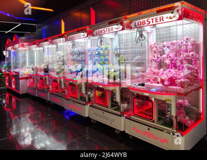 Kuala Lumpur, Malesia - Aprile 25,2022 : colorato gioco arcade giocattolo artiglio gru macchina dove la gente può vincere giocattoli e altri premi. Foto Stock