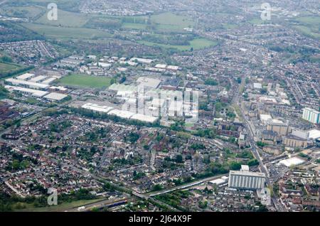 Vista dall'alto del Centro Città di Feltham con la sede del Gruppo Intelligence Collection e del Centro geografico della Difesa nel mezzo della Foto Stock