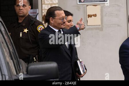 Fairfax, Vereinigte Staaten. 26th Apr 2022. Johnny Depp si attira come parte dopo il giorno 10 del suo processo di diffamazione contro Amber sentito al tribunale della contea di Fairfax, Virginia, martedì 26 aprile 2022. Credit: Ron Sachs/CNP (RESTRIZIONE: NO New York o New Jersey Quotidiani o giornali entro un raggio di 75 miglia da New York City) Credit: dpa/Alamy Live News Foto Stock