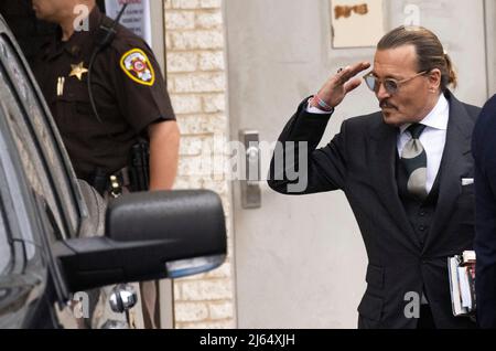 Fairfax, Vereinigte Staaten. 26th Apr 2022. Johnny Depp gestisce in direzione di Amber Heards veicolo come egli parte dopo il giorno 10 del suo processo di diffamazione contro Amber sentito al Fairfax County Courthouse a Fairfax, Virginia Martedì, 26 aprile 2022. Credit: Ron Sachs/CNP (RESTRIZIONE: NO New York o New Jersey Quotidiani o giornali entro un raggio di 75 miglia da New York City) Credit: dpa/Alamy Live News Foto Stock