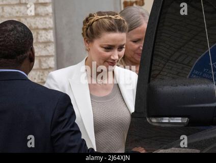 Fairfax, Vereinigte Staaten. 26th Apr 2022. Amber Heard parte dopo il giorno 10 del suo processo di diffamazione contro Johnny Depp al Fairfax County Courthouse di Fairfax, Virginia, martedì 26 aprile 2022. Credit: Ron Sachs/CNP (RESTRIZIONE: NO New York o New Jersey Quotidiani o giornali entro un raggio di 75 miglia da New York City) Credit: dpa/Alamy Live News Foto Stock