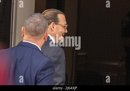 Fairfax, Vereinigte Staaten. 26th Apr 2022. Johnny Depp sorride come arriva per il giorno 10 del suo processo di diffamazione contro Amber sentito al Fairfax County Courthouse a Fairfax, Virginia Martedì, Aprile 26, 2022. Credit: Ron Sachs/CNP (RESTRIZIONE: NO New York o New Jersey Quotidiani o giornali entro un raggio di 75 miglia da New York City) Credit: dpa/Alamy Live News Foto Stock