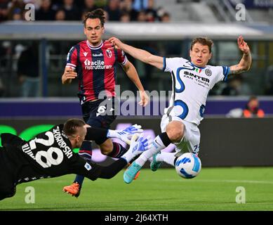 Bologna, Italia. 27th Apr 2022. Il 27 aprile 2022 è in azione Nicolo Barella (R) di Inter Milan durante una partita di football tra Bologna e Inter Milan a Bologna. Credit: Alberto Lingria/Xinhua/Alamy Live News Foto Stock