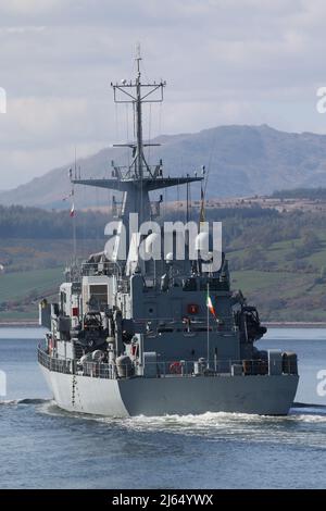 LÉ George Bernard Shaw (P64), una nave di pattuglia offshore di classe Samuel Beckett, gestita dal servizio navale irlandese (Irish Navy), passando per Greenock sul Firth di Clyde, durante il suo viaggio di andata dopo aver effettuato una visita al porto nella città di Glasgow. La nave è la quarta della sua categoria ed è l'ultima acquisizione della flotta irlandese, commissionata al servizio nell'aprile 2019. Foto Stock