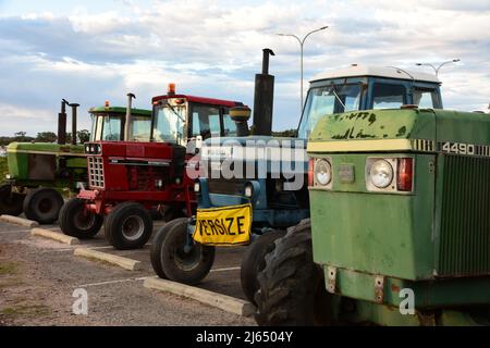 i vecchi trattori erano utilizzati per far allagare le barche di ostriche Foto Stock