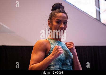 NEW YORK, NY - 27 APRILE: Amanda Serrano durante gli allenamenti aperti prima del suo scontro con Katie Taylor al Madison Square Garden il 27 aprile 2022 a New York, NY, Stati Uniti. (Foto di Matt Davies/PxImages) Credit: PX Images/Alamy Live News Foto Stock