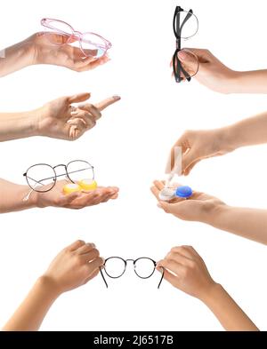 Molte mani con occhiali e lenti a contatto isolate su bianco Foto Stock