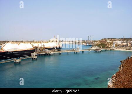 Marsaxlokk. 26th Apr 2022. La foto scattata il 26 aprile 2022 mostra un'unità di stoccaggio galleggiante di gas naturale liquefatto (LNG), che fornisce GNL per la vicina centrale elettrica di Delimara a Marsaxlokk, Malta. Credit: Chen Wenxian/Xinhua/Alamy Live News Foto Stock