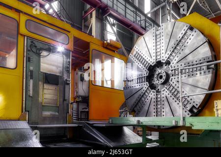 Tornio orizzontale pesante per grandi parti. Foto Stock