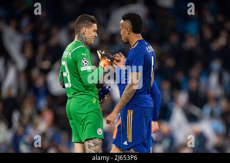 MANCHESTER, INGHILTERRA - APRILE 26: Ederson ed Eder Militao durante la semifinale della UEFA Champions League 1 tappa tra Manchester City e Real Madrid al City of Manchester Stadium il 26 aprile 2022 a Manchester, Regno Unito. (Foto di SF) Credit: Sebo47/Alamy Live News Foto Stock