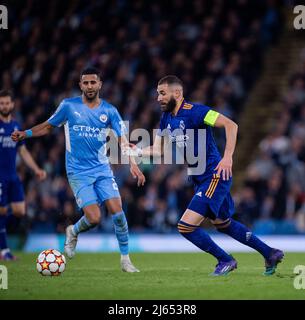 MANCHESTER, INGHILTERRA - APRILE 26: Karim Benzema e Riyad Mahrez durante la semifinale della UEFA Champions League, tappa 1 tra Manchester City e Real Madrid al City of Manchester Stadium il 26 aprile 2022 a Manchester, Regno Unito. (Foto di SF) Credit: Sebo47/Alamy Live News Foto Stock